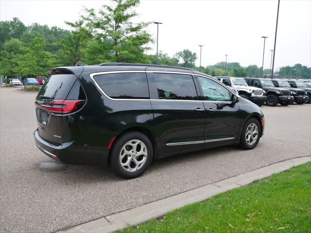 Photo of 2023 Brilliant Black Crystal Pearlcoat Chrysler Pacifica