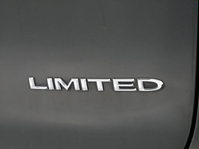 Photo of 2023 Brilliant Black Crystal Pearlcoat Chrysler Pacifica