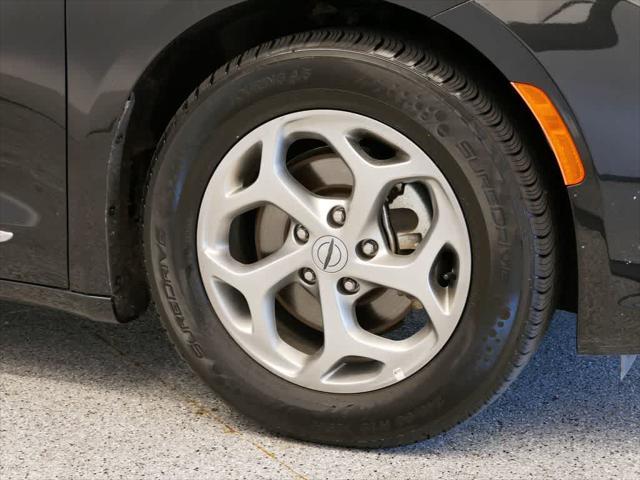 Photo of 2023 Brilliant Black Crystal Pearlcoat Chrysler Pacifica
