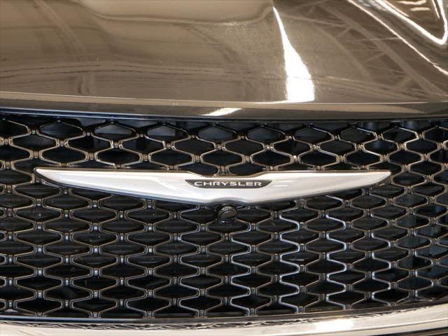 Photo of 2023 Brilliant Black Crystal Pearlcoat Chrysler Pacifica