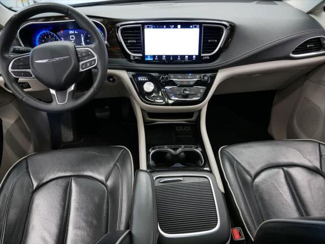 Photo of 2023 Brilliant Black Crystal Pearlcoat Chrysler Pacifica