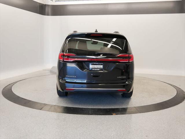 Photo of 2023 Brilliant Black Crystal Pearlcoat Chrysler Pacifica