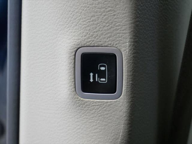 Photo of 2023 Brilliant Black Crystal Pearlcoat Chrysler Pacifica