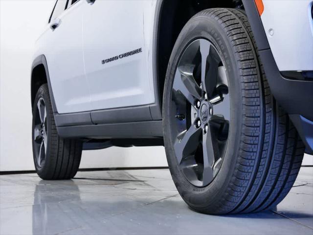 Photo of 2025 Silver Zynith Jeep Grand Cherokee L