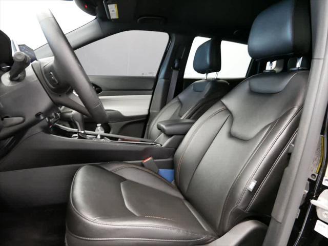 Photo of 2024 Diamond Black Crystal Pearlcoat Jeep Compass