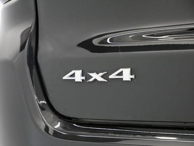 Photo of 2024 Diamond Black Crystal Pearlcoat Jeep Compass