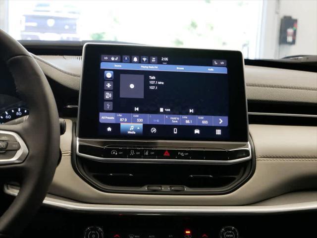 Photo of 2024 Diamond Black Crystal Pearlcoat Jeep Compass