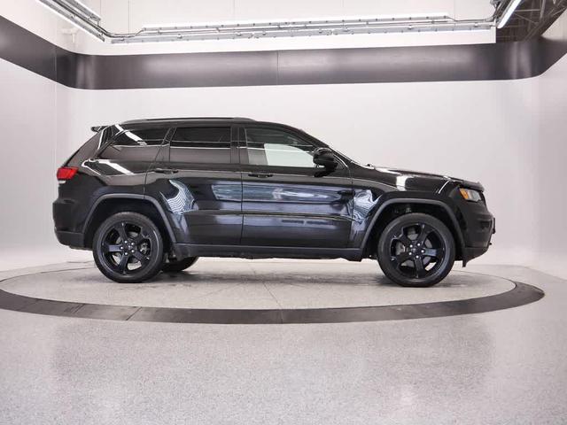 Photo of 2019 Diamond Black Crystal Pearlcoat Jeep Grand Cherokee
