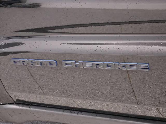 Photo of 2019 Diamond Black Crystal Pearlcoat Jeep Grand Cherokee
