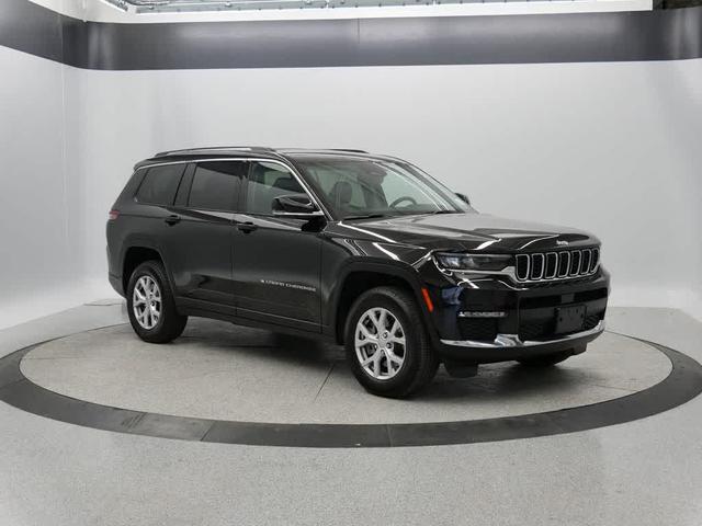 Photo of 2022 Diamond Black Crystal Pearlcoat Jeep Grand Cherokee L