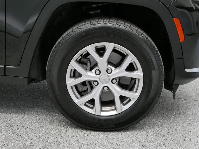 Photo of 2022 Diamond Black Crystal Pearlcoat Jeep Grand Cherokee L