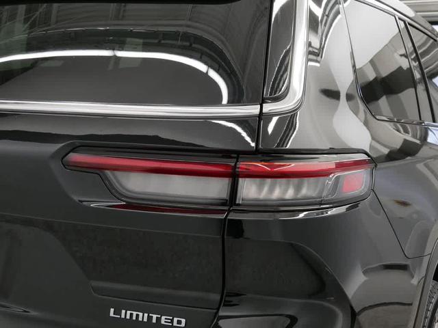 Photo of 2022 Diamond Black Crystal Pearlcoat Jeep Grand Cherokee L