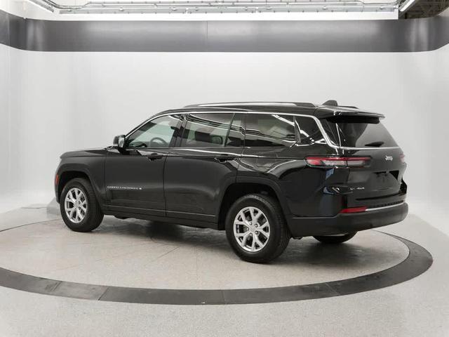 Photo of 2022 Diamond Black Crystal Pearlcoat Jeep Grand Cherokee L