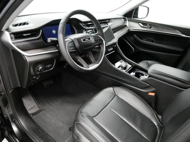 Photo of 2022 Diamond Black Crystal Pearlcoat Jeep Grand Cherokee L