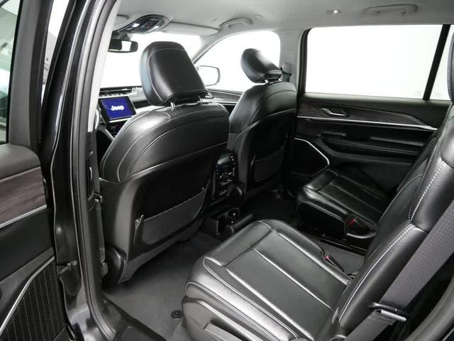 Photo of 2022 Diamond Black Crystal Pearlcoat Jeep Grand Cherokee L