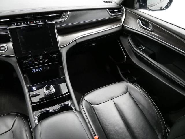 Photo of 2022 Diamond Black Crystal Pearlcoat Jeep Grand Cherokee L