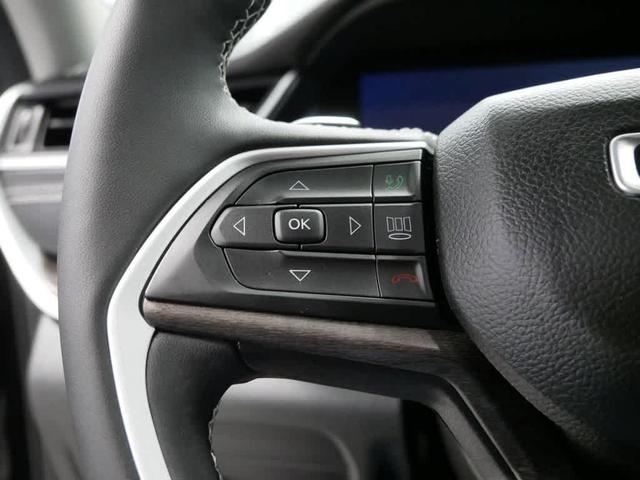 Photo of 2022 Diamond Black Crystal Pearlcoat Jeep Grand Cherokee L