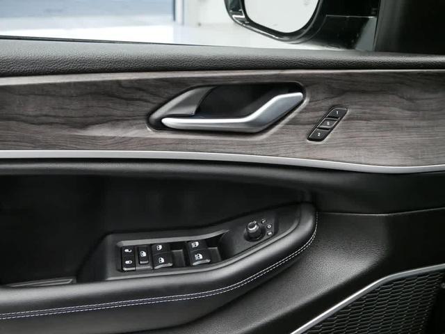 Photo of 2022 Diamond Black Crystal Pearlcoat Jeep Grand Cherokee L