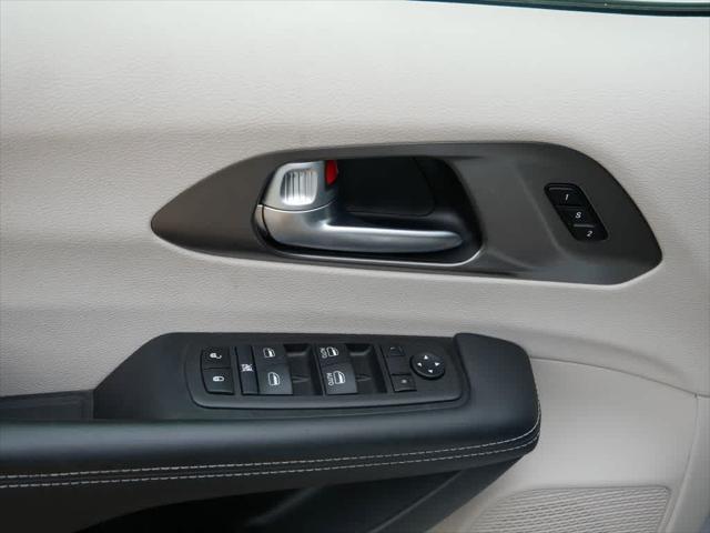 Photo of 2024 Silver Mist Clearcoat Chrysler Pacifica
