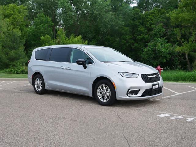 Photo of 2024 Silver Mist Clearcoat Chrysler Pacifica