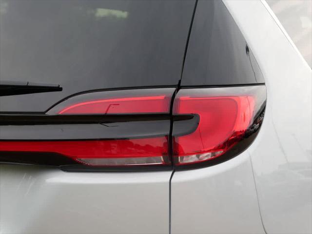 Photo of 2024 Silver Mist Clearcoat Chrysler Pacifica