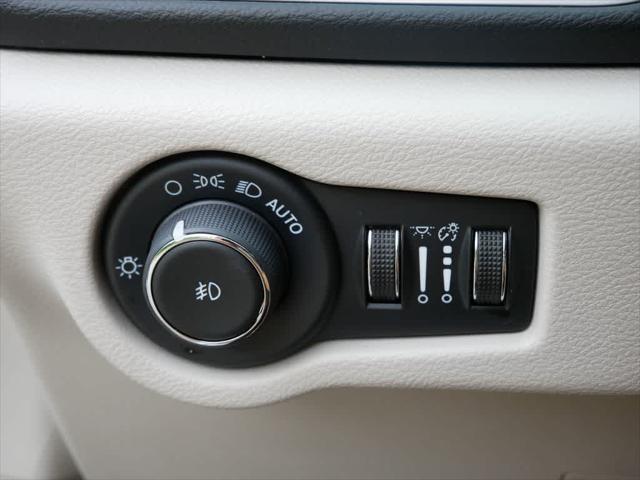 Photo of 2024 Silver Mist Clearcoat Chrysler Pacifica