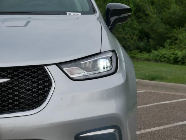 Photo of 2024 Silver Mist Clearcoat Chrysler Pacifica