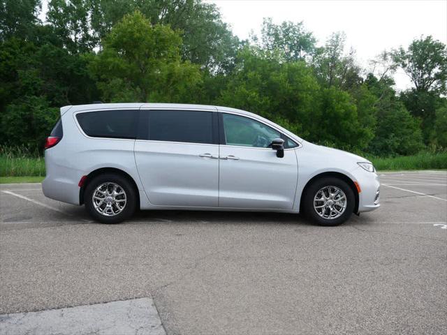 Photo of 2024 Silver Mist Clearcoat Chrysler Pacifica