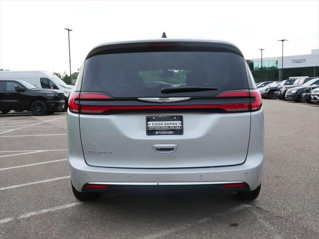 Photo of 2024 Silver Mist Clearcoat Chrysler Pacifica