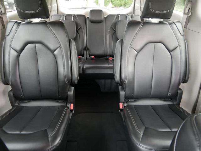 Photo of 2024 Silver Mist Clearcoat Chrysler Pacifica