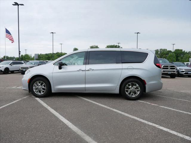 Photo of 2024 Silver Mist Clearcoat Chrysler Pacifica