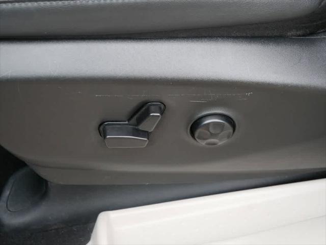 Photo of 2024 Silver Mist Clearcoat Chrysler Pacifica