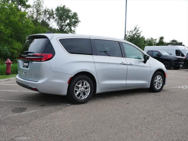 Photo of 2024 Silver Mist Clearcoat Chrysler Pacifica