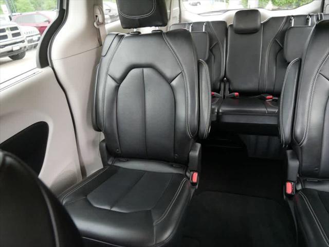 Photo of 2024 Silver Mist Clearcoat Chrysler Pacifica