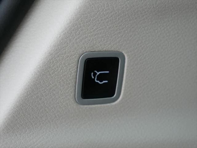 Photo of 2024 Silver Mist Clearcoat Chrysler Pacifica