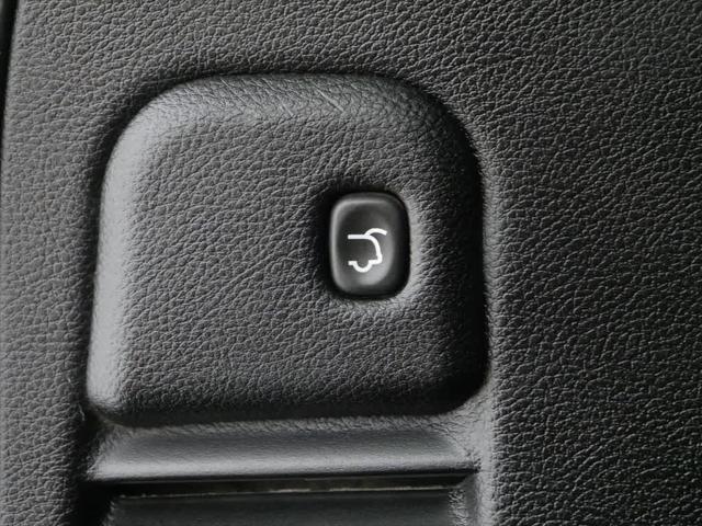 Photo of 2012 Brilliant Black Crystal Pearlcoat Jeep Grand Cherokee