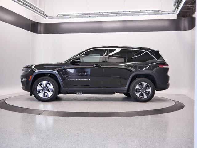 Photo of 2024 Diamond Black Crystal Pearlcoat Jeep Grand Cherokee 4xe