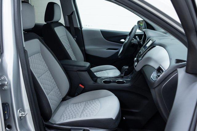 Photo of 2021 Silver Ice Metallic Chevrolet Equinox