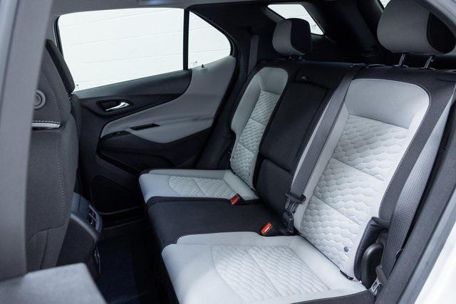 Photo of 2021 Silver Ice Metallic Chevrolet Equinox