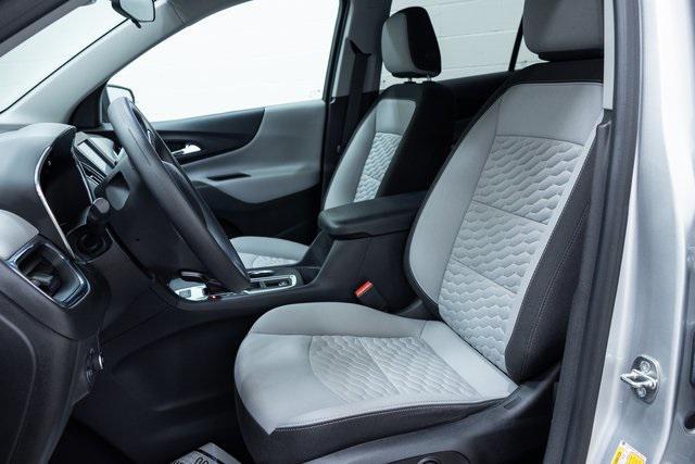Photo of 2021 Silver Ice Metallic Chevrolet Equinox