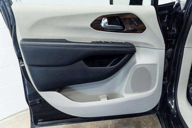 Photo of 2023 Brilliant Black Crystal Pearlcoat Chrysler Pacifica