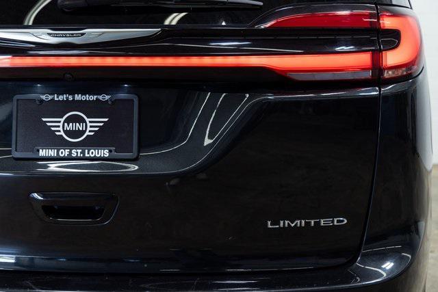 Photo of 2023 Brilliant Black Crystal Pearlcoat Chrysler Pacifica