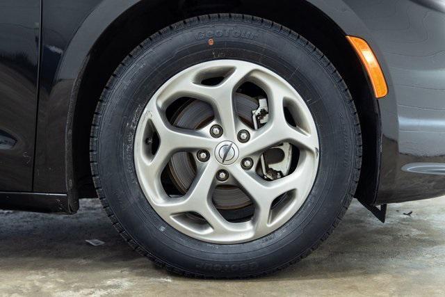Photo of 2023 Brilliant Black Crystal Pearlcoat Chrysler Pacifica