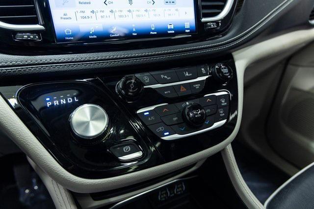 Photo of 2023 Brilliant Black Crystal Pearlcoat Chrysler Pacifica