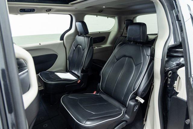 Photo of 2023 Brilliant Black Crystal Pearlcoat Chrysler Pacifica