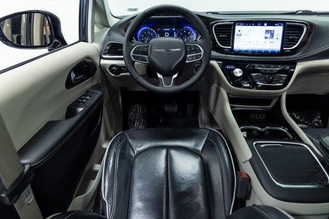 Photo of 2023 Brilliant Black Crystal Pearlcoat Chrysler Pacifica
