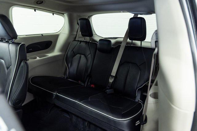 Photo of 2023 Brilliant Black Crystal Pearlcoat Chrysler Pacifica