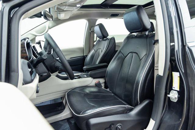 Photo of 2023 Brilliant Black Crystal Pearlcoat Chrysler Pacifica