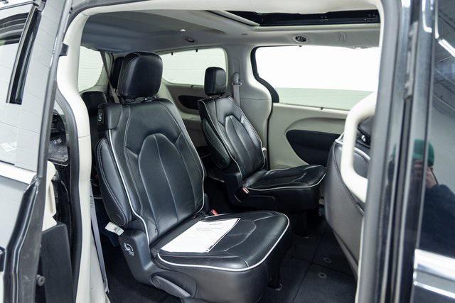Photo of 2023 Brilliant Black Crystal Pearlcoat Chrysler Pacifica