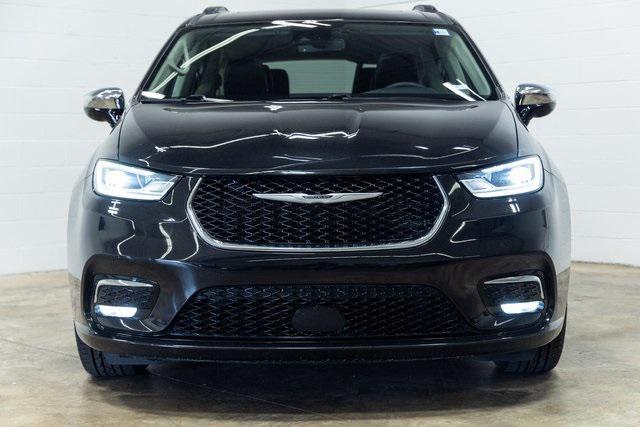 Photo of 2023 Brilliant Black Crystal Pearlcoat Chrysler Pacifica